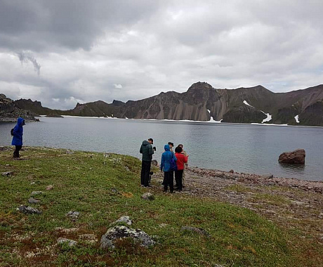 Kurilskoye lake / caldera of  Ksudach volcano / Khodutkinskiye  hot springs